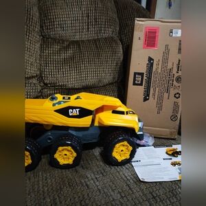 CAT Massive Mover RC Dump Truck Remote Control Rechargeable 2021 New Open Box